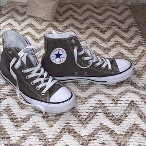 Women’s converse size 8.5 women’s and 6.5 men’s